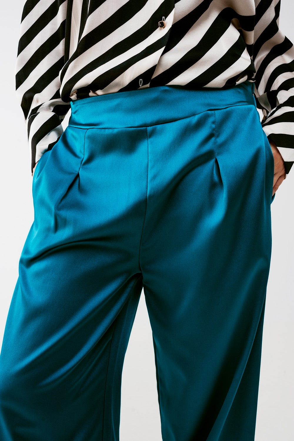 Pantalones anchos de raso en azul