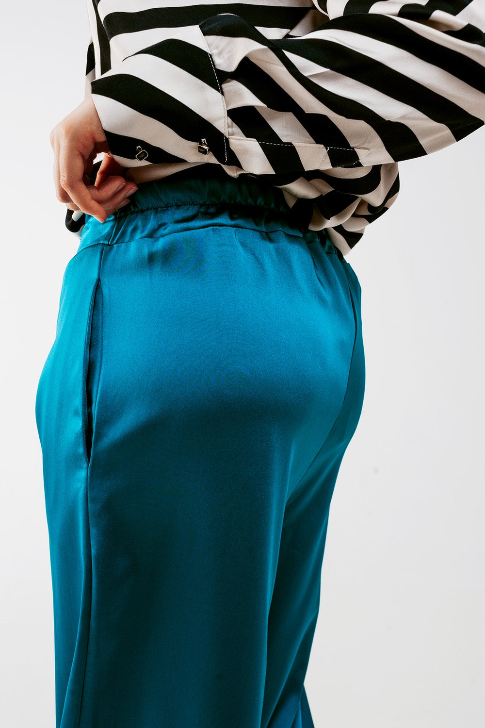 Pantalones anchos de raso en azul