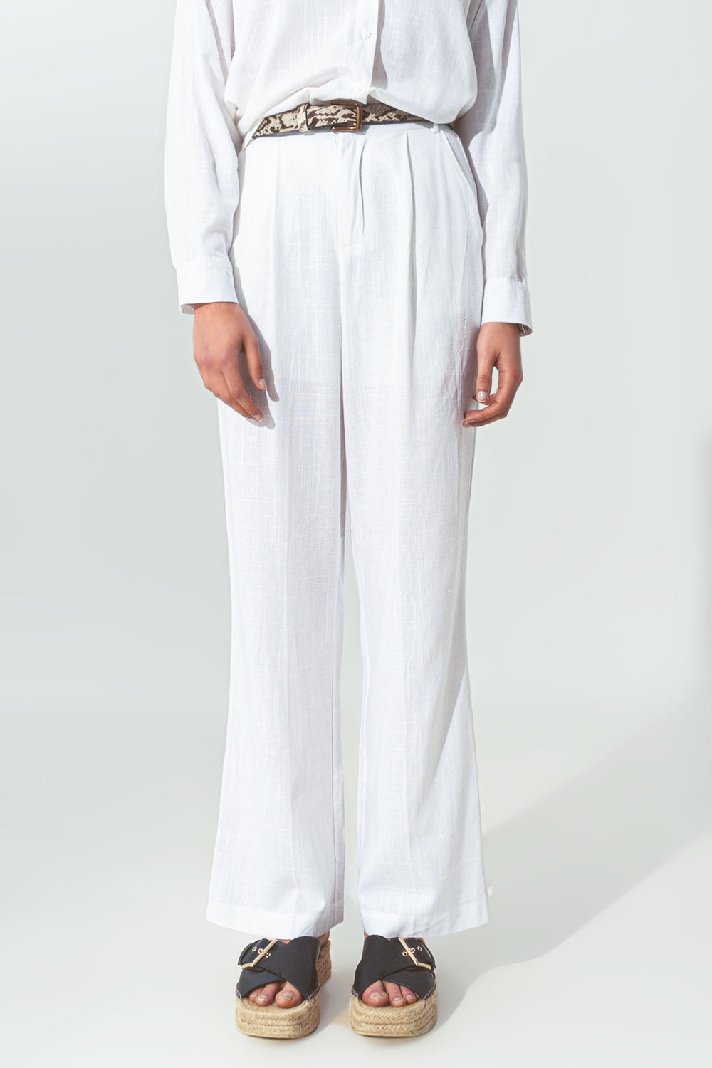 Wide-legged pants in light cotton fabric in white