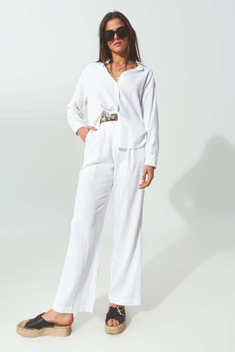 Wide-legged pants in light cotton fabric in white