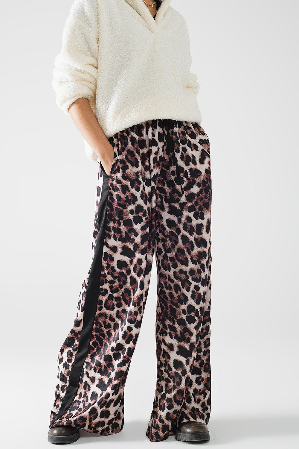 Pantalón ancho de leopardo con raya lateral de satén