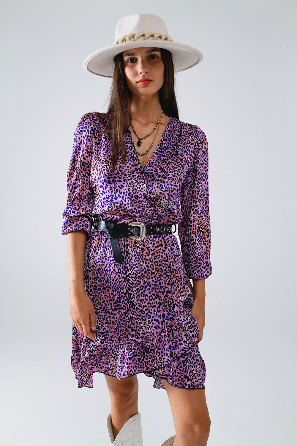 Vestido morado cruzado con estampado animal y falda con volantes