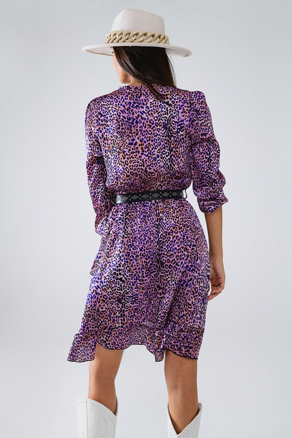 Vestido morado cruzado con estampado animal y falda con volantes