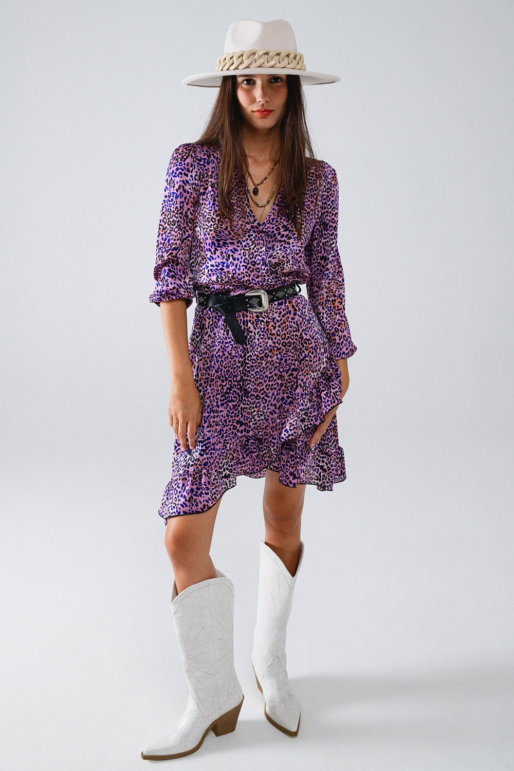 Vestido morado cruzado con estampado animal y falda con volantes