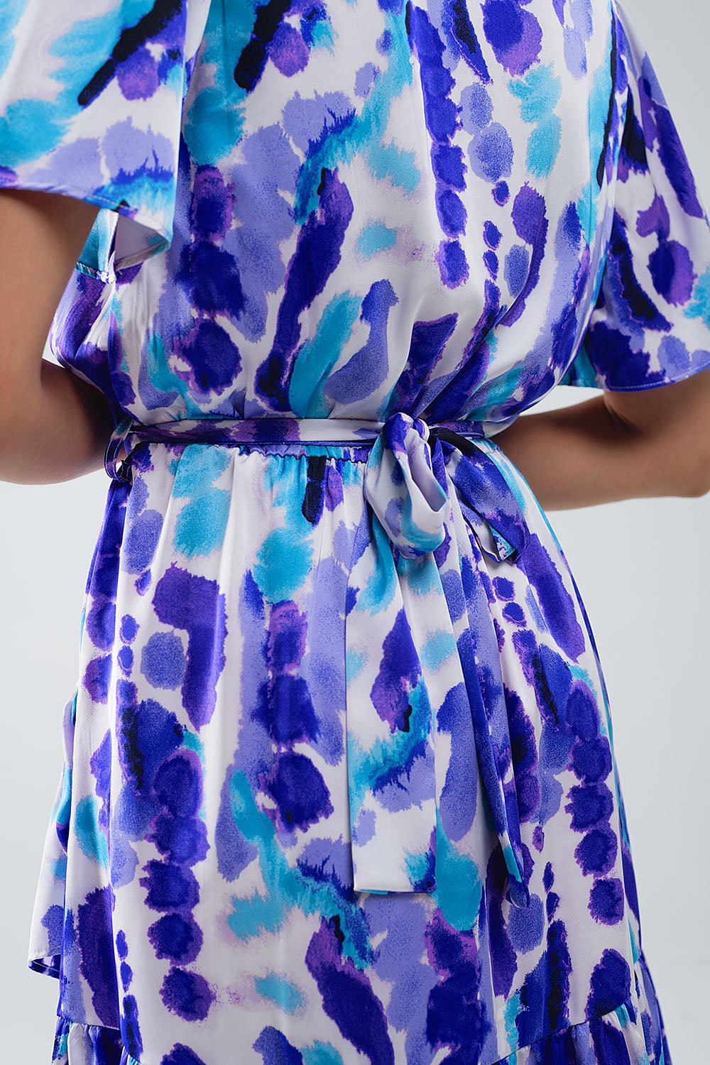 Vestido corto cruzado con efecto tie-dye en azul y morado