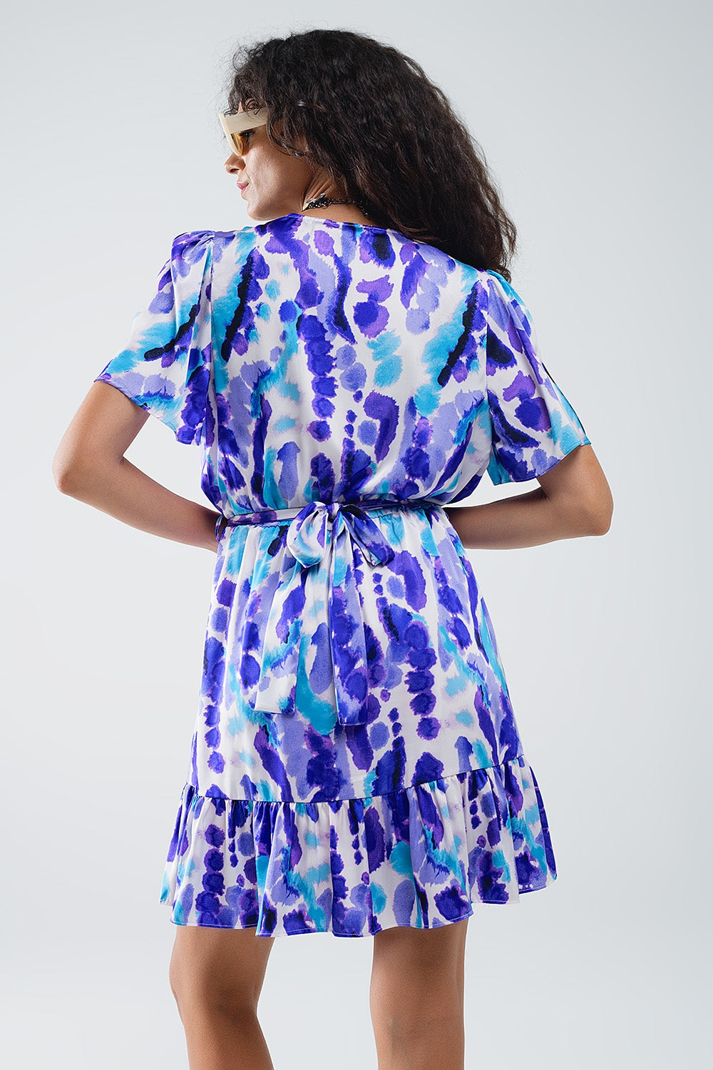 Vestido corto cruzado con efecto tie-dye en azul y morado