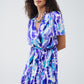 Vestido corto cruzado con efecto tie-dye en azul y morado