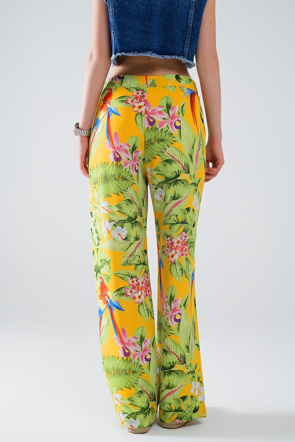 Pantalón amarillo con estampado tropical y cremallera lateral