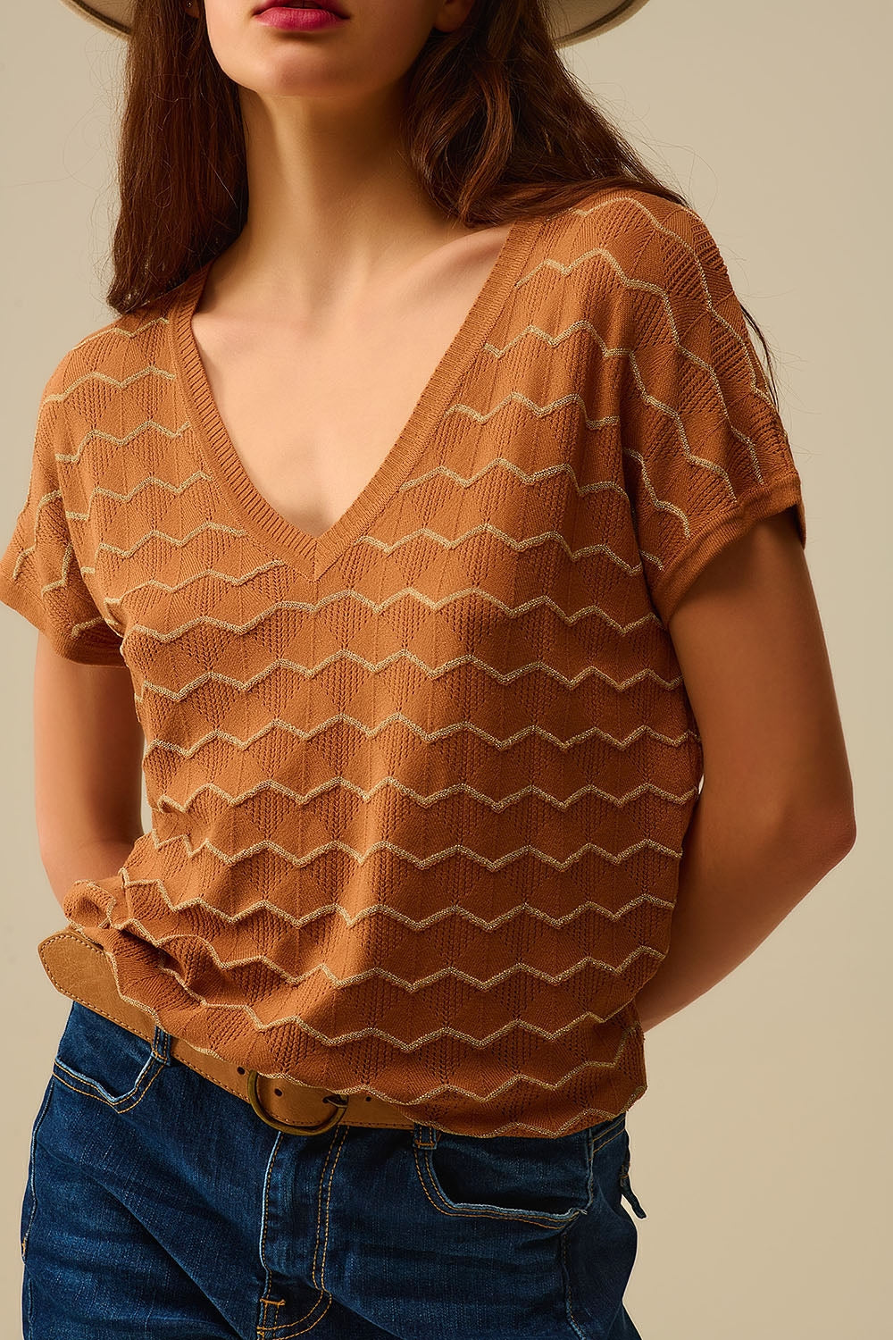 Q2 Zigzag V-Neck Knit sweater with dropped sleeves in Brown