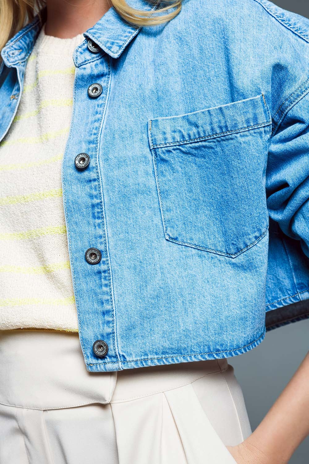 Chaqueta vaquera corta básica en azul claro con bolsillo en el pecho