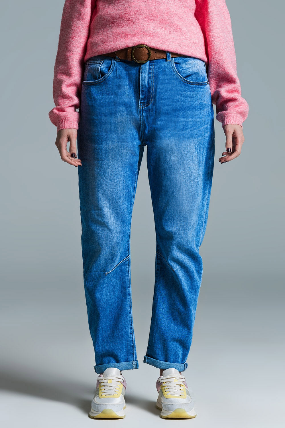 Q2 Basic Mom Fit Jeans In Mid Wash With Knee Darts
