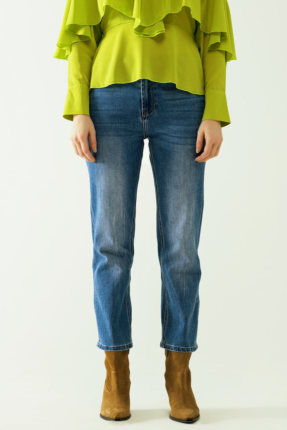 Q2 Basic straight jeans with five pockets and frontal metalic button closure