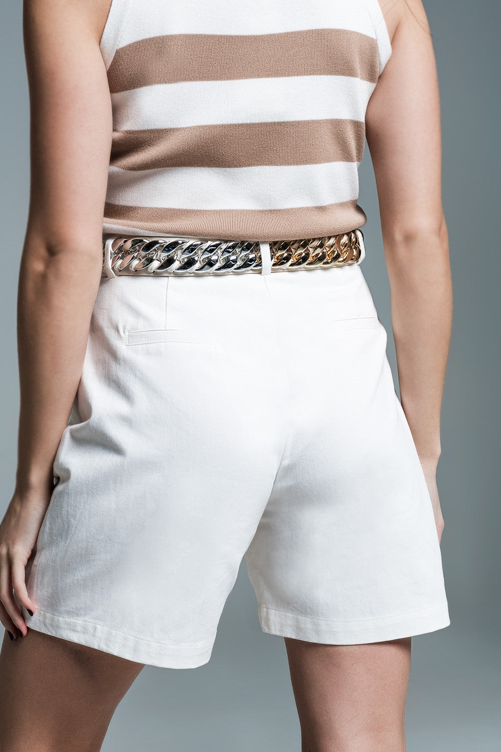 Bermudas holgadas con pliegues delanteros en blanco