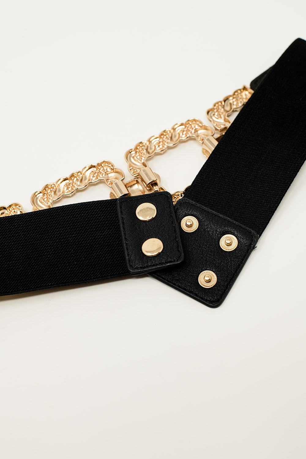 Cinturón elástico ajustado negro detalle trenzado metálico