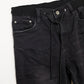 Jeans negros con cintura elástica y cordón.