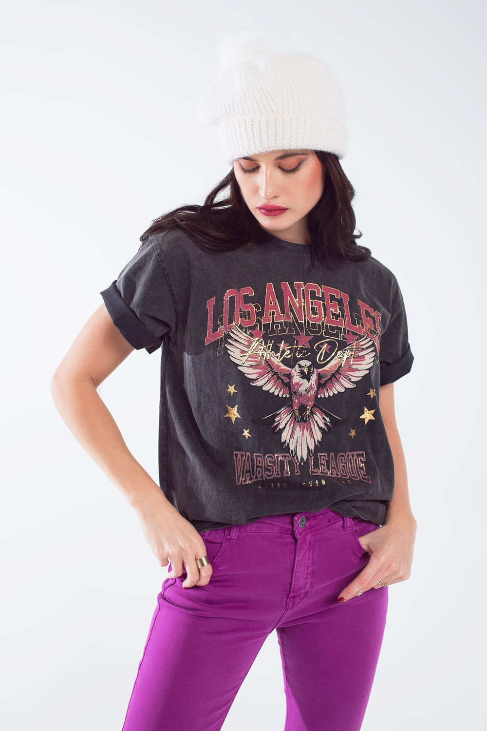 Camiseta negra lavada con estampado de los ángulos en la parte delantera