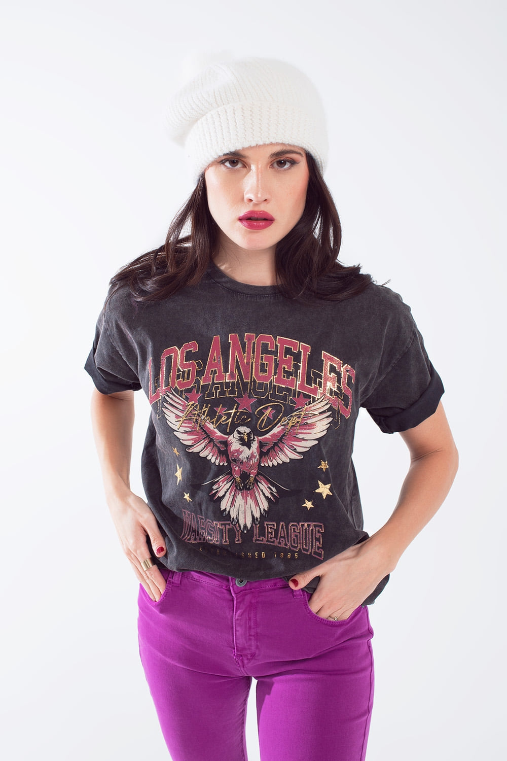 Camiseta negra lavada con estampado de los ángulos en la parte delantera