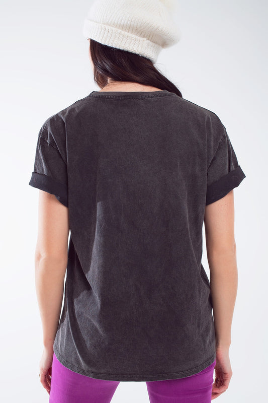 Camiseta negra lavada con estampado de los ángulos en la parte delantera