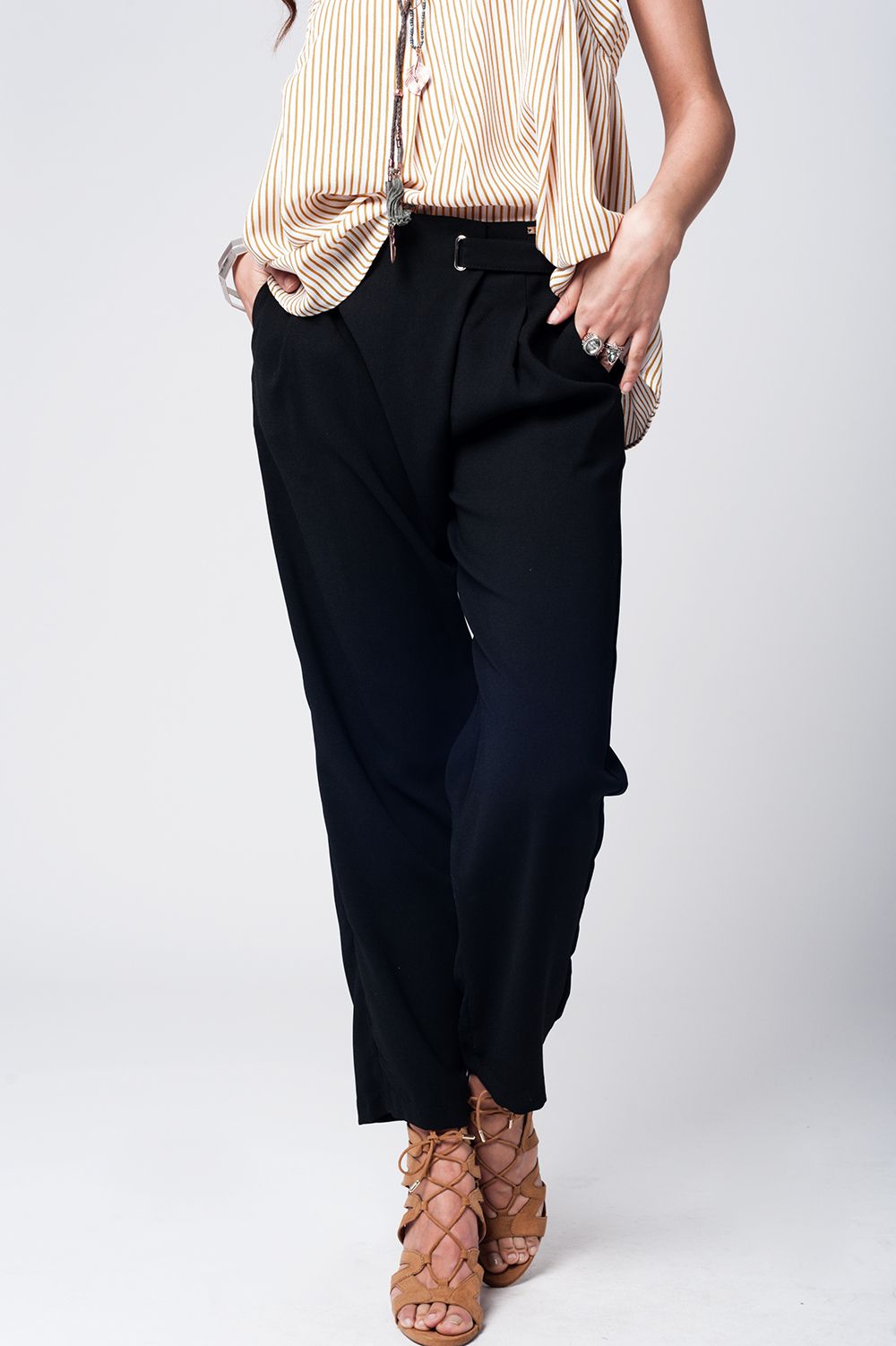 Pantalón ancho negro con detalle en cintura 