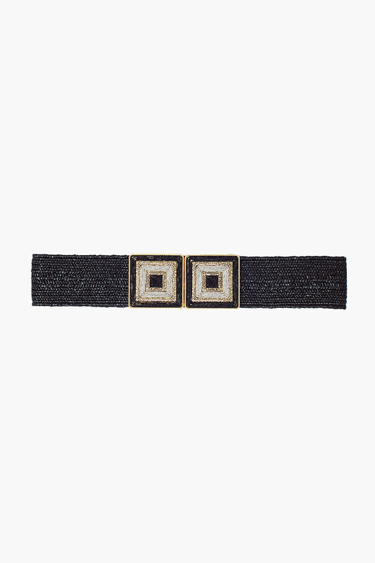 Cinturón tejido negro con hebilla cuadrada con detalles blancos y dorados.
