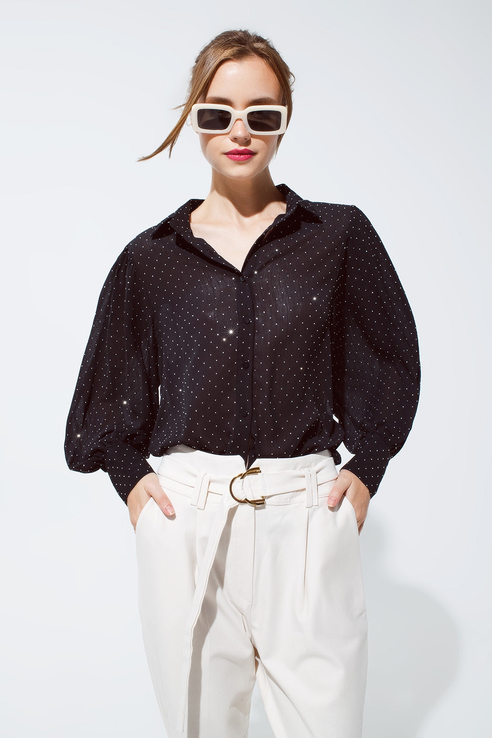 Blusa negra con detalle de strass