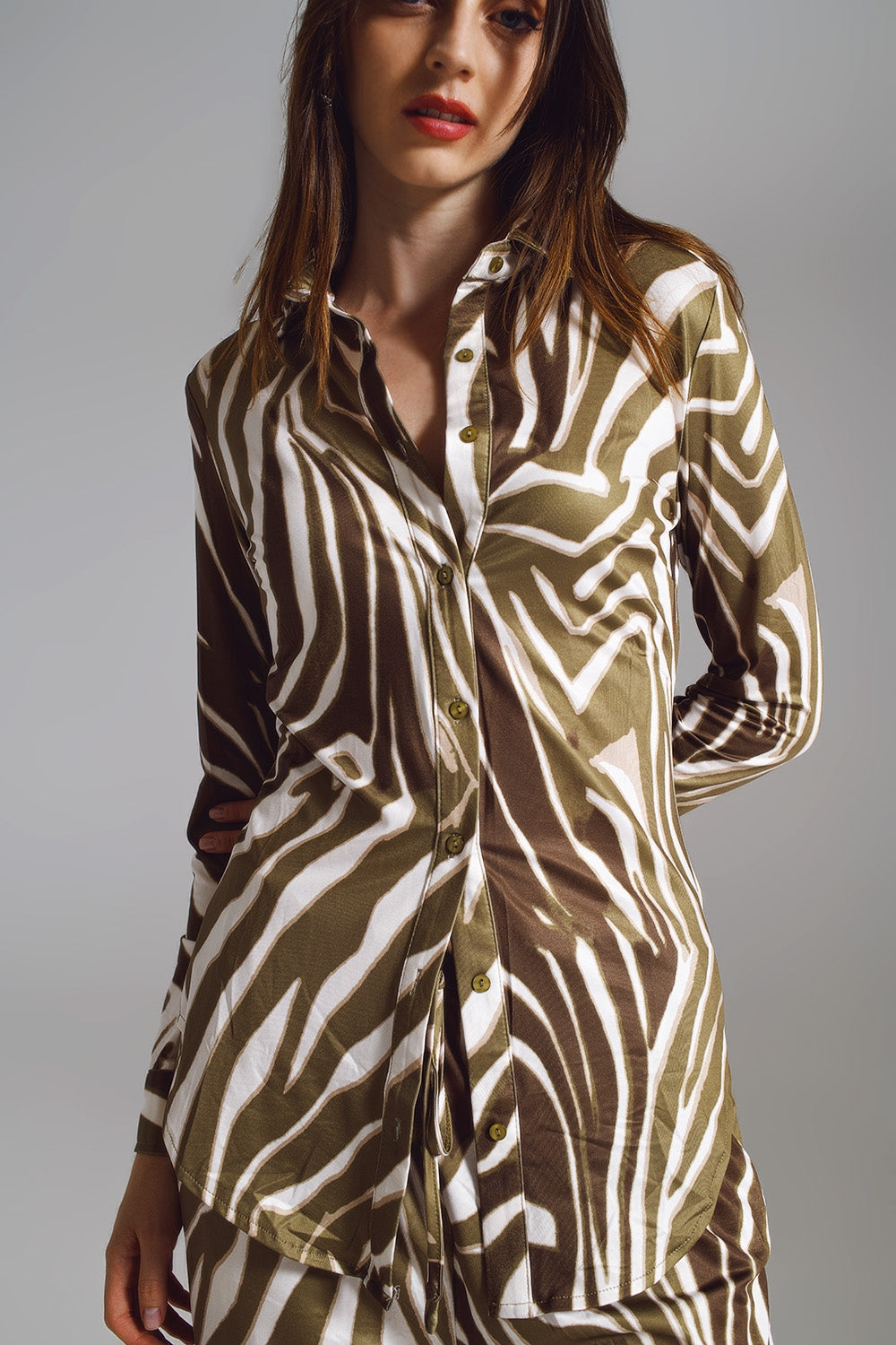 Blouse with zebra print in white and olive green