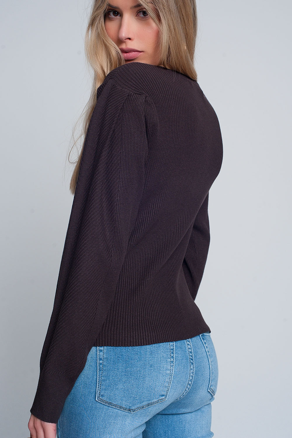 Brown sweater with long sleeves and shoulder ruffles Szua Store