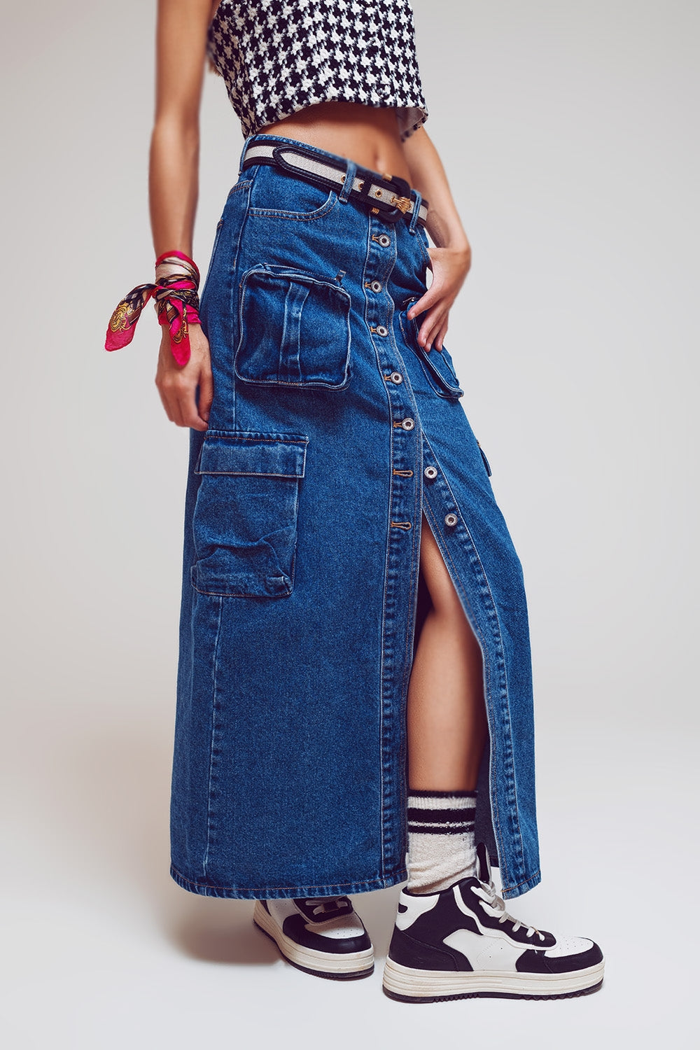 Q2 Button Down Cargo Denim Maxi Skirt in Mid Wash