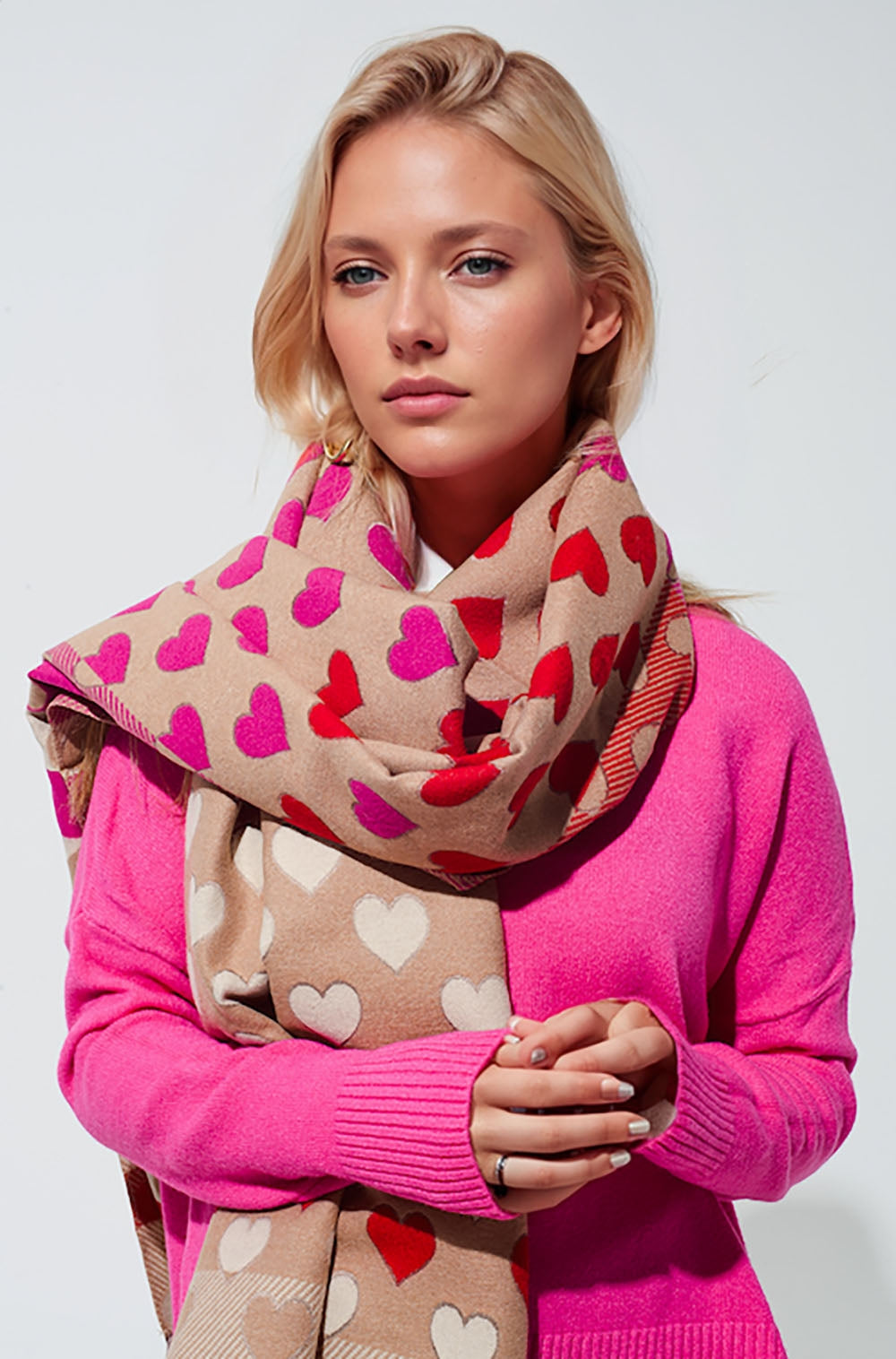 Q2 Camel Lightweight scarf with Hearts in Pink and red