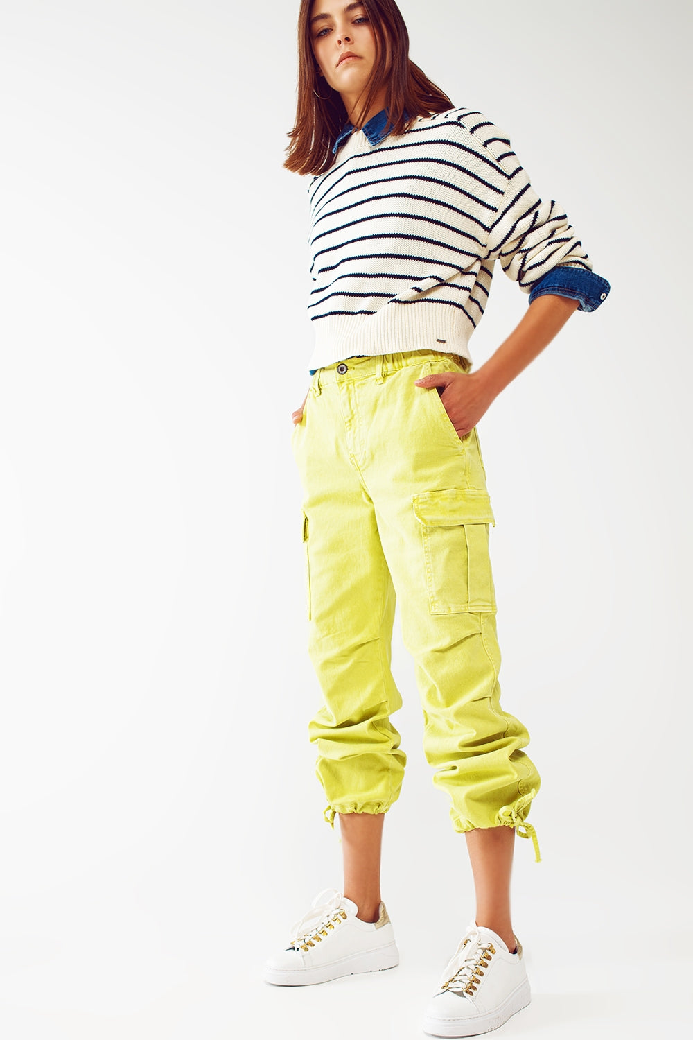 Pantalones cargo con extremos de borlas en color lima