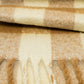 Bufanda de cuadros en marrón y blanco con borlas