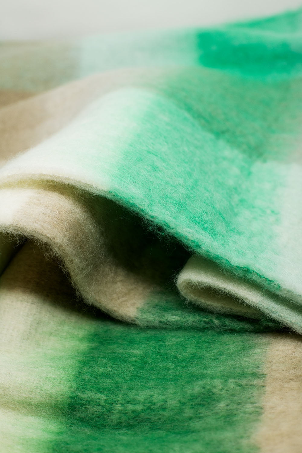 Bufanda gruesa a rayas en verde y gris