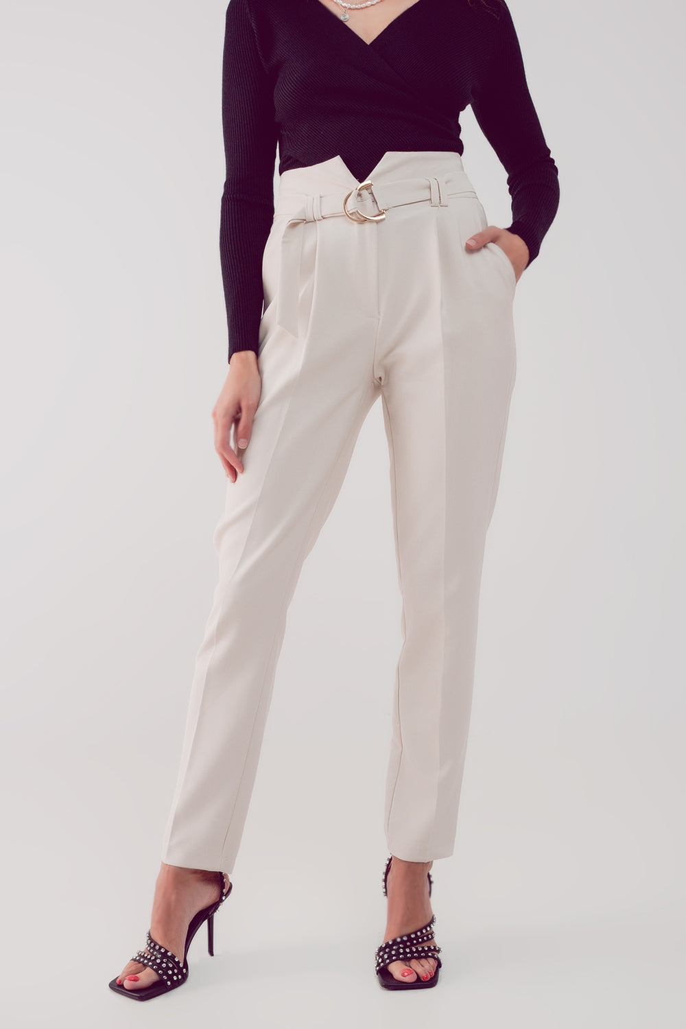 pantalones pitillo con cintura paper bag en color crema