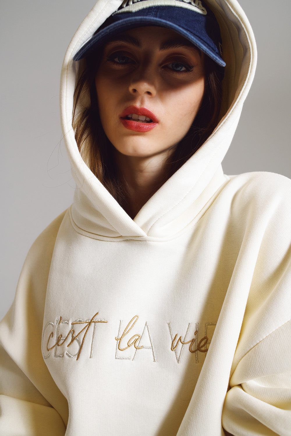 Sudadera con capucha color crema con texto Cest La Vie bordado