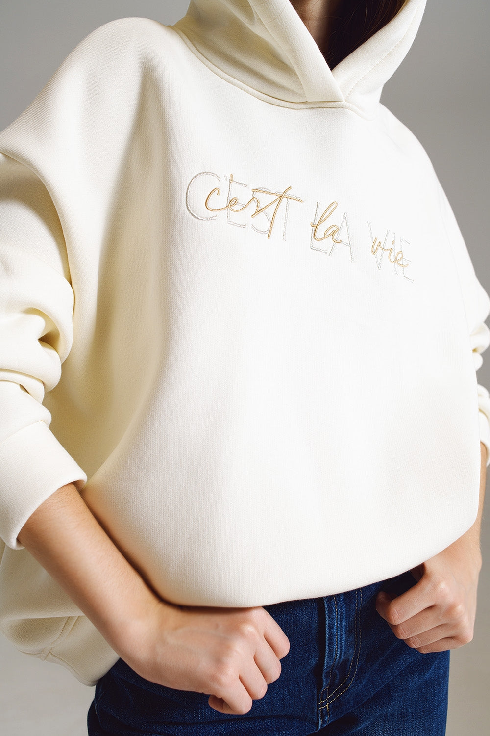 Sudadera con capucha color crema con texto Cest La Vie bordado