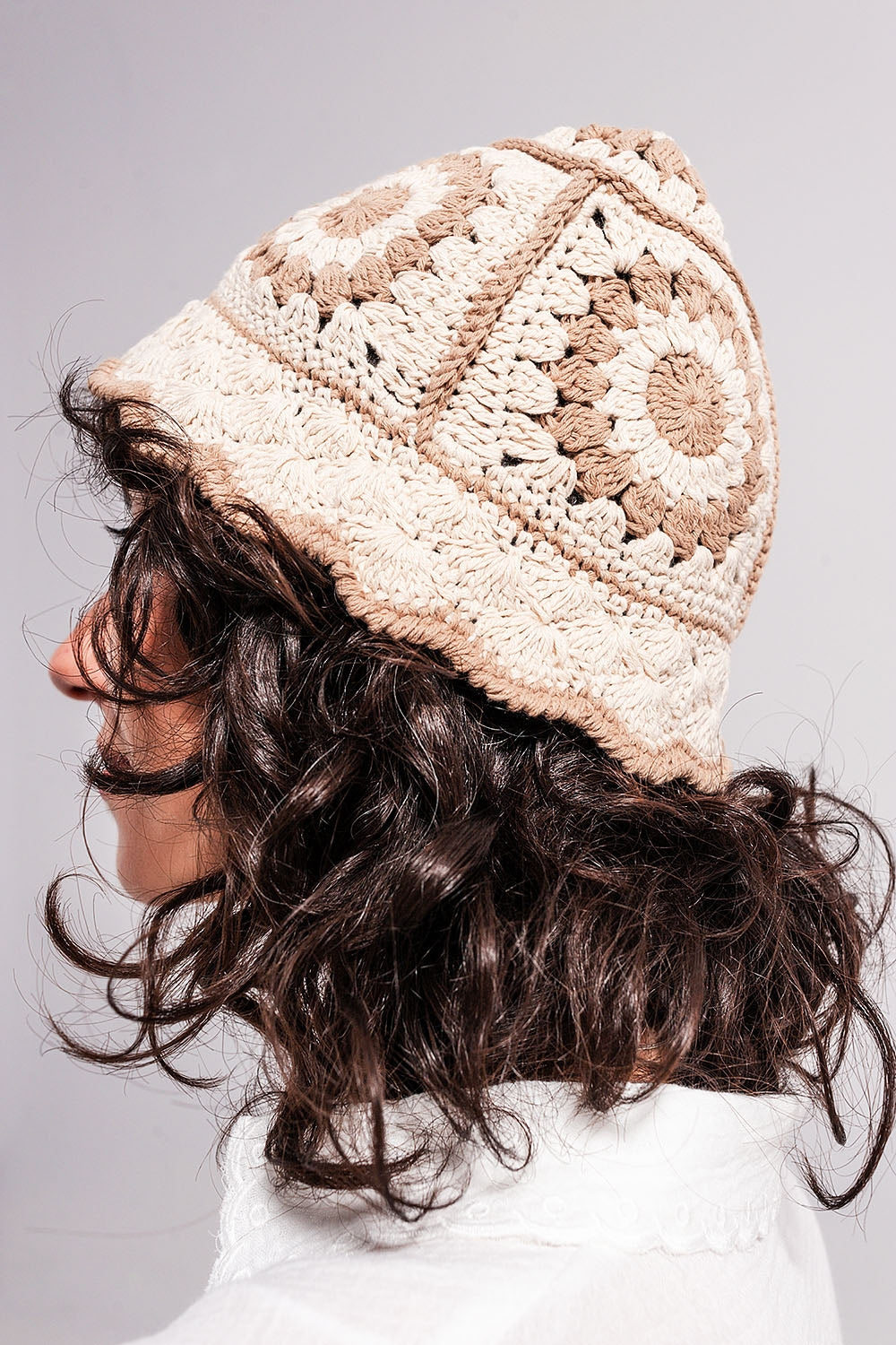 Crochet bucket hat with daisy detail in beige Szua Store