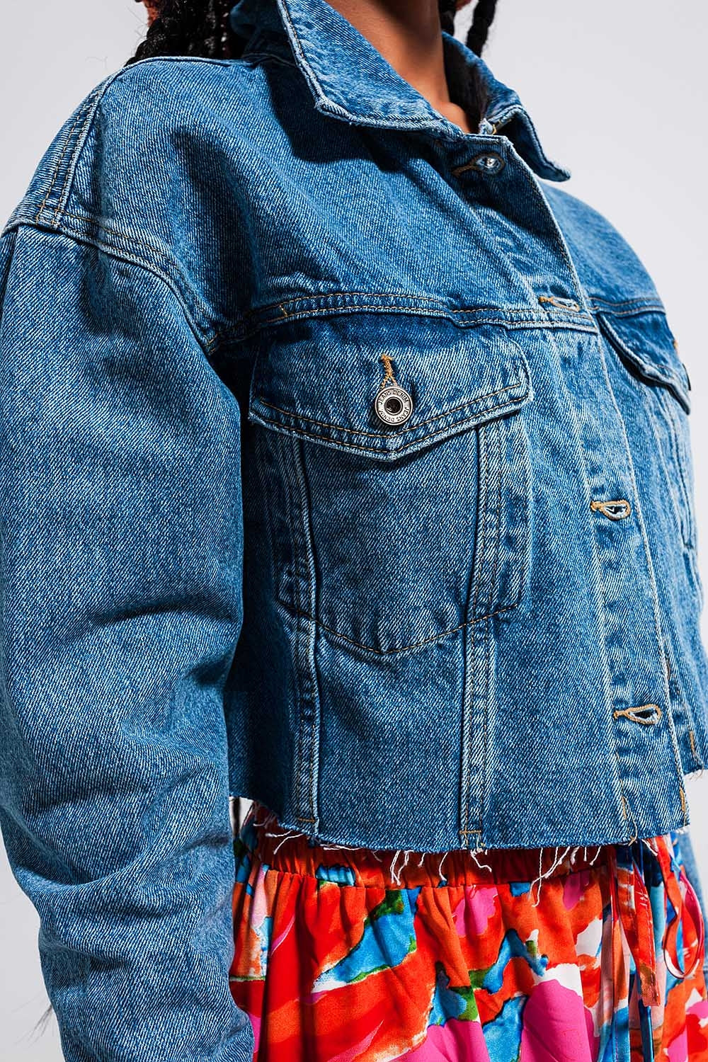 Cropped denim jacket with raw hem in mid wash Szua Store