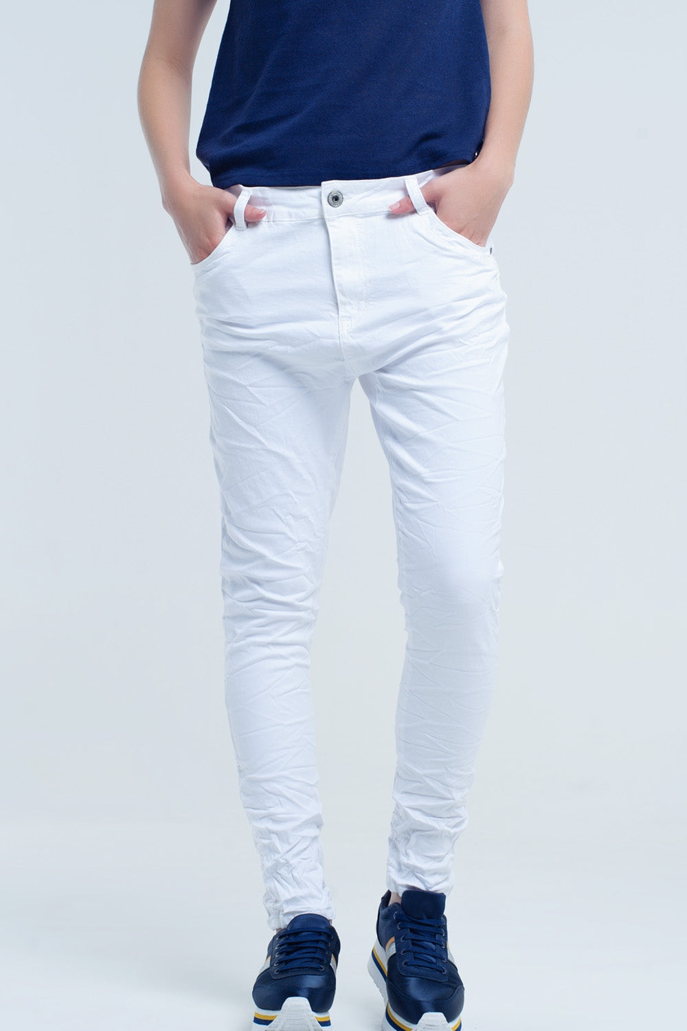 Jeans blancos arrugados con bolsillos