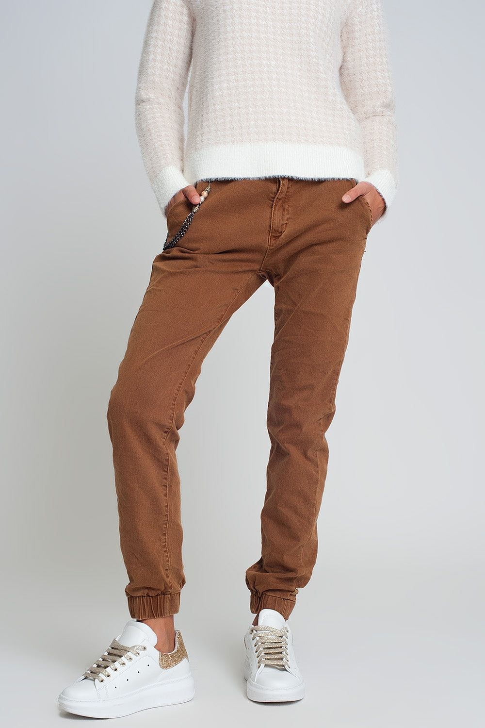 Cuffed utility pants with chain in brown