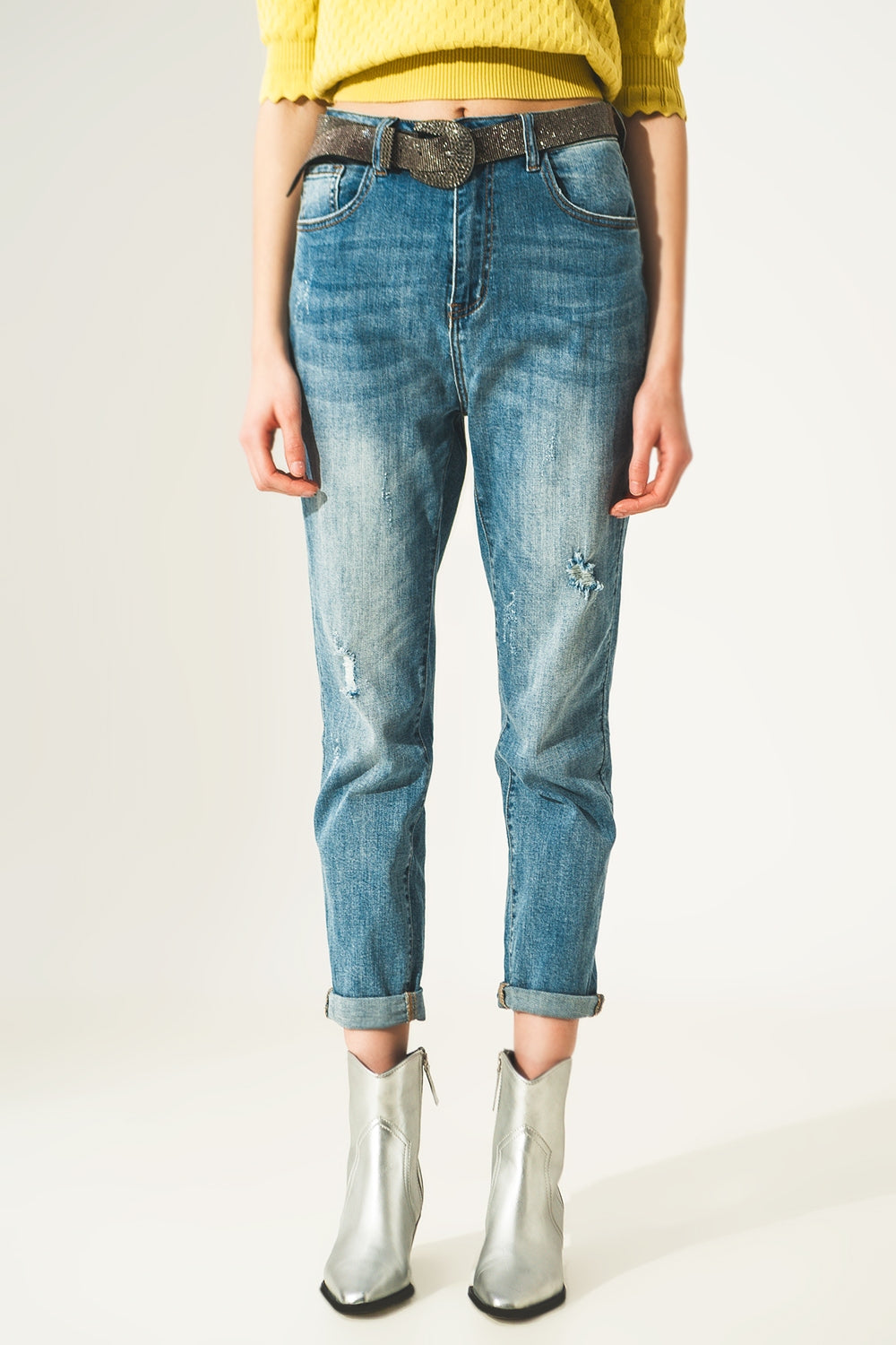 Q2 Distressed straight leg jean in light blue