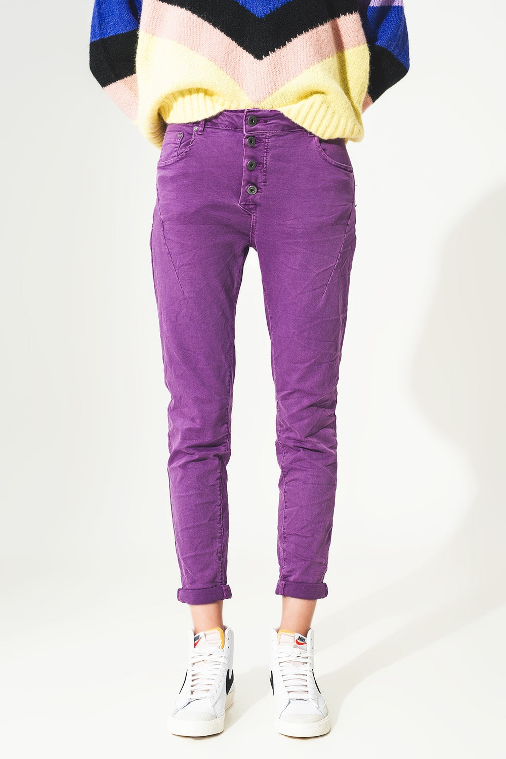 Q2 Exposed buttons skinny jeans in purple