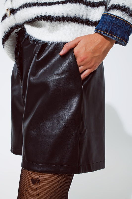 Shorts extragrandes de piel sintética con pliegues en la parte delantera y bolsillos en negro