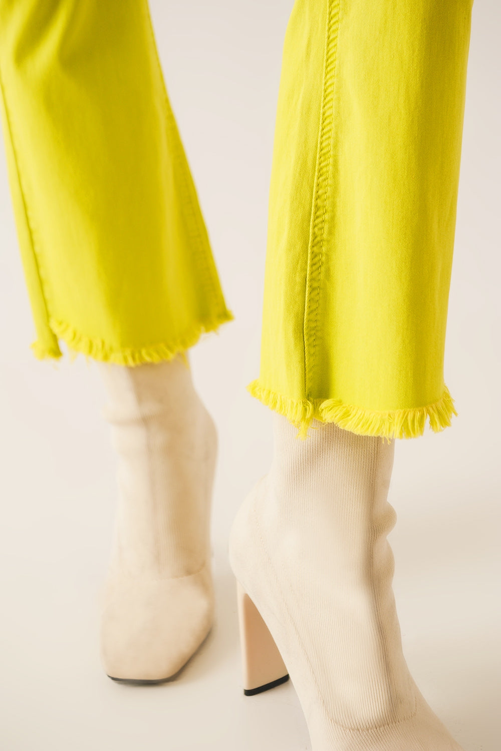 Flare jeans with raw hem edge in yellow - Szua Store