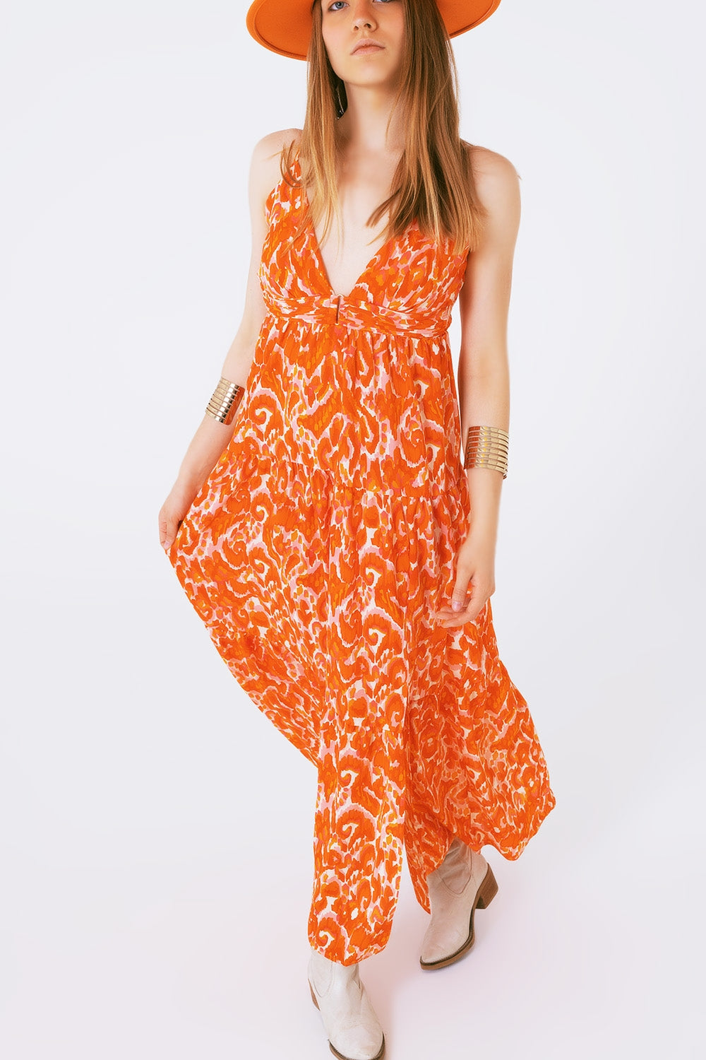 Vestido largo con estampado floral y escote en pico en naranja