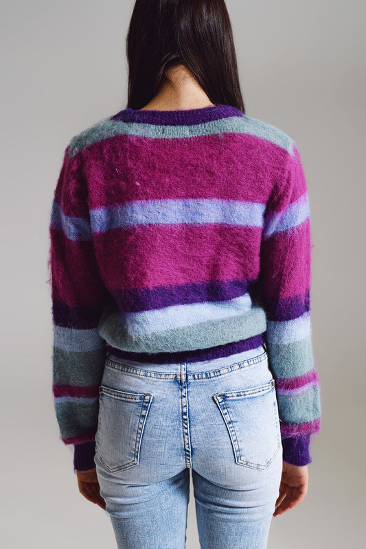 Suéter esponjoso a rayas en tonos morados, azules y blancos