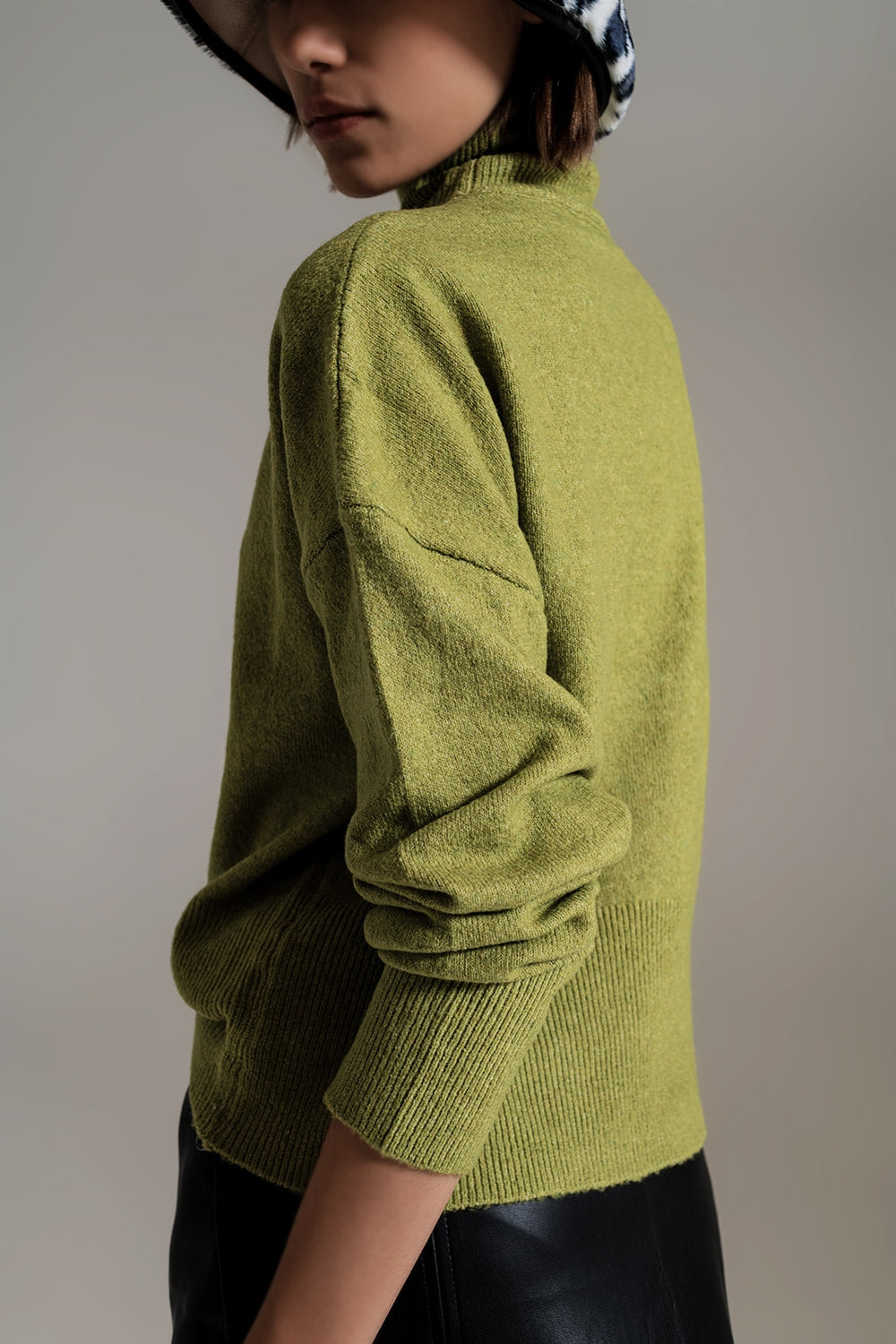 Green turtleneck sweater in a soft knitted fabric - Szua Store