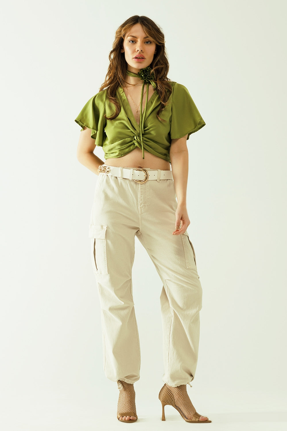 Crop top verde con escote en pico, manga corta y detalle de flores en el cuello