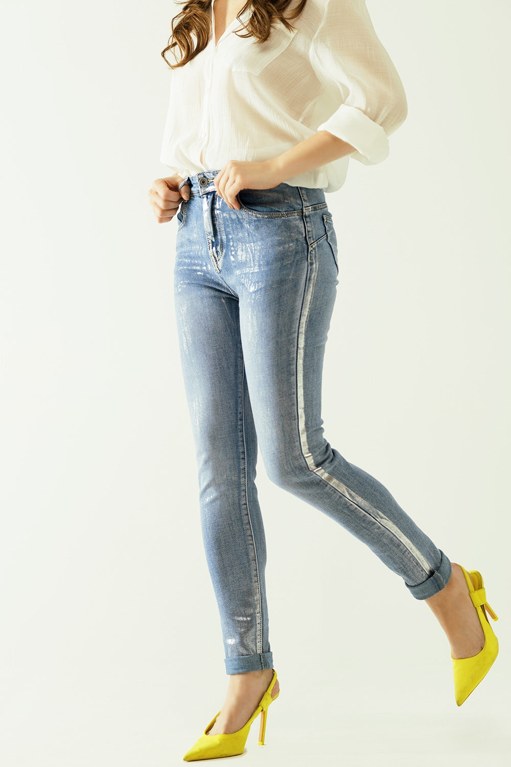 High-waisted jeans with five pockets with silver powder-coated effect