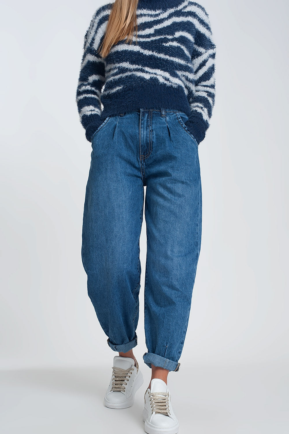 Mom jeans de tiro alto con dos volantes en la cintura en azul lavado oscuro