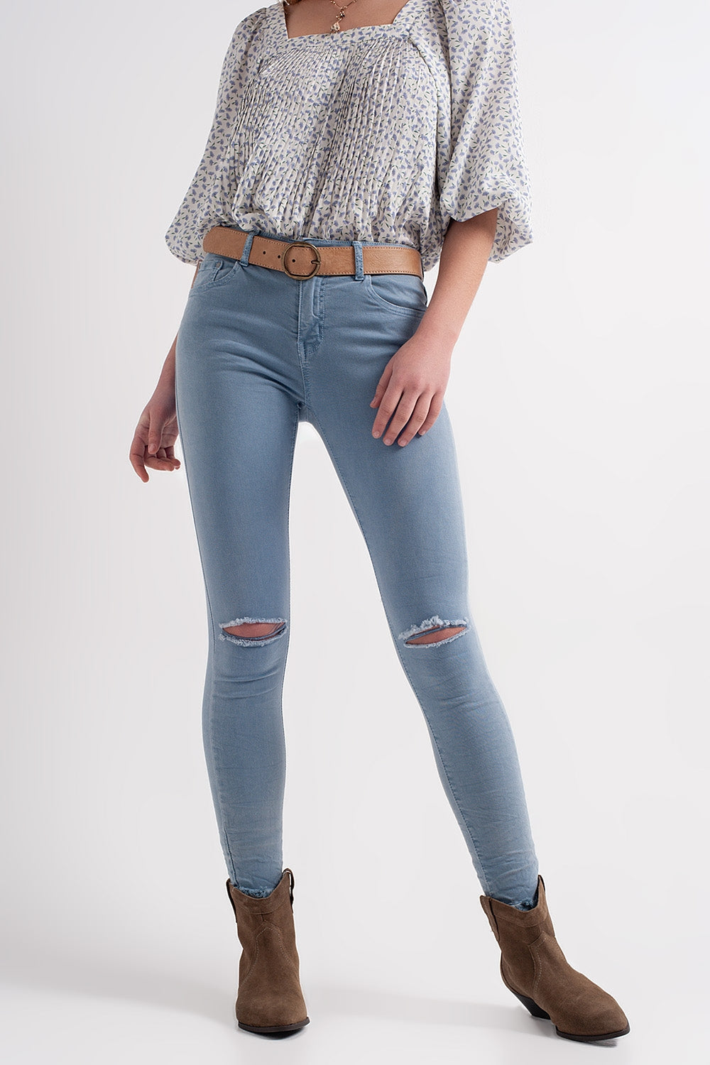 Jean with distressed knee in blue